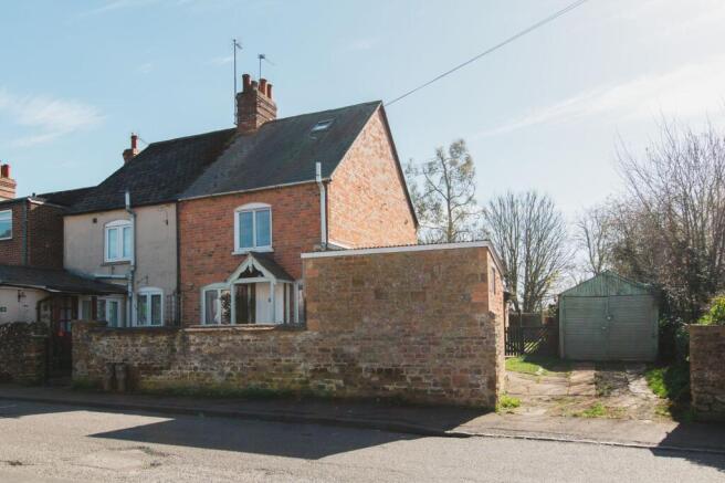3-bed semi-detached on Richmond Street, Kings Sutton, OX17, £350,000