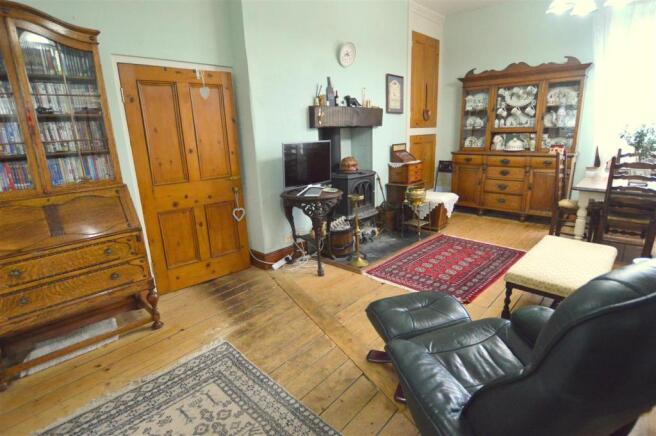 LOUNGE/FAMILY ROOOM