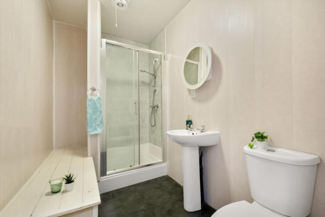 4 bed House to rent Image 12