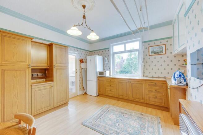 5 bed Semi-Detached for sale Image 7