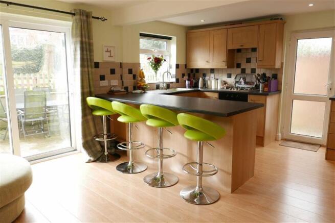 KITCHEN/DINING ROOM