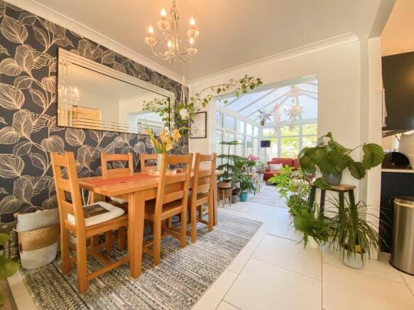 LIVING ROOM/DINER