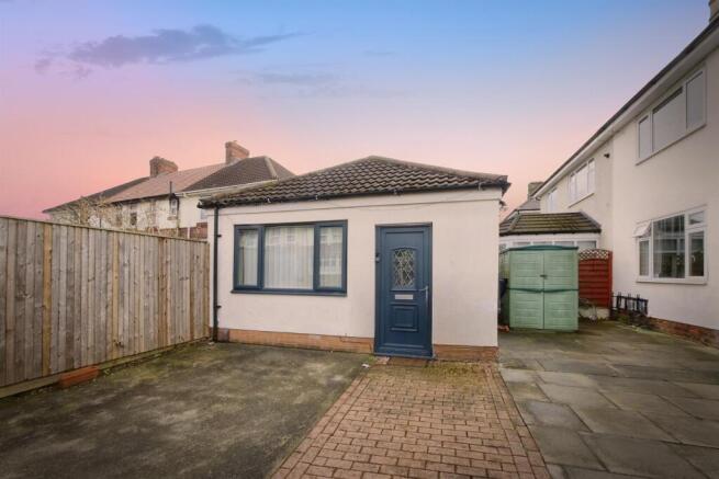 6 bed Semi-Detached for sale Image 11