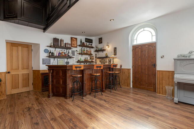 5 bed Detached for sale Image 8