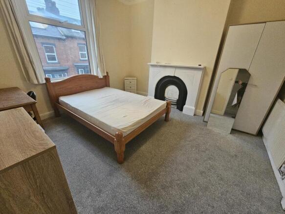 Bright, neatly presented double bedroom with a ...