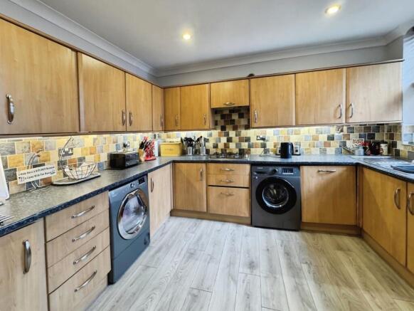 4 bed Detached for sale Image 6