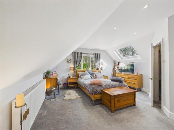 4 bed Semi-Detached for sale Image 11