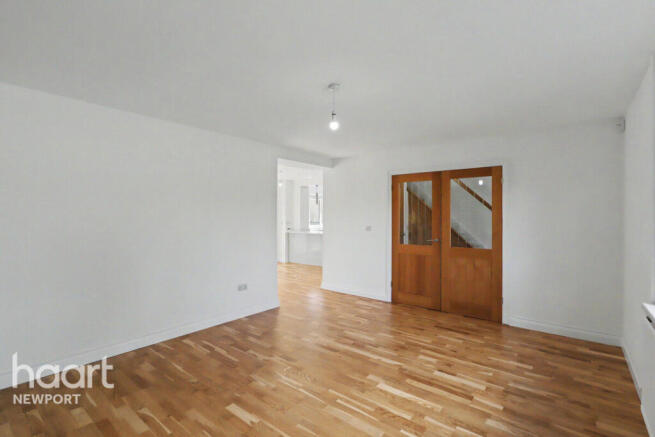 5 bed Detached for sale Image 4