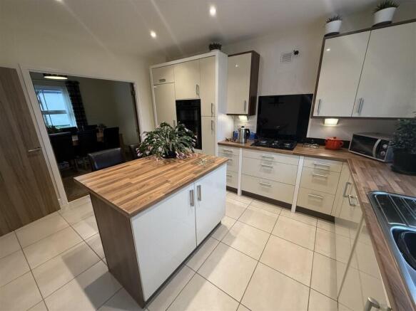 Kitchen/Breakfast Room: