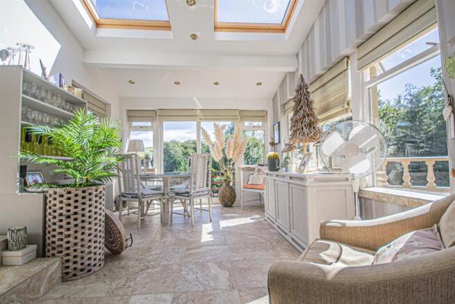 5 bed Detached for sale Image 7