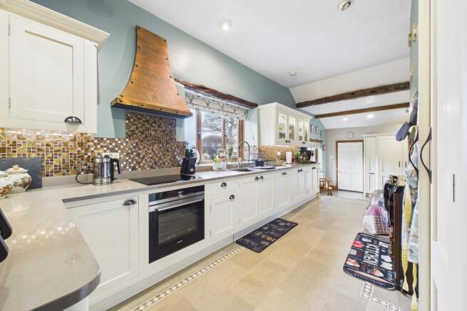 5 bed Detached for sale Image 9