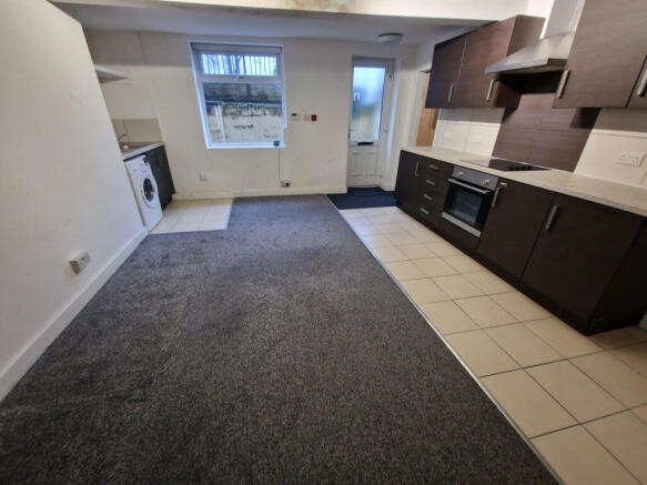 3 bed Flat to rent Image 5