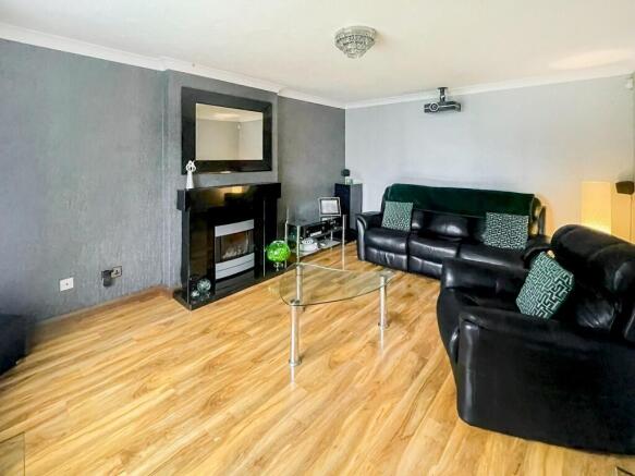 6 bed Detached for sale Image 8