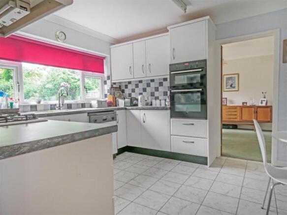 Kitchen 2.JPG