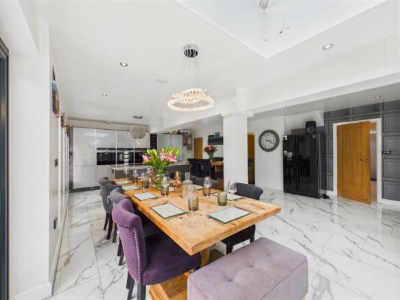 5 bed Detached for sale Image 8