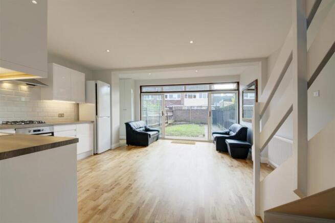 4 Effort Street SW17 reception 1.jpg