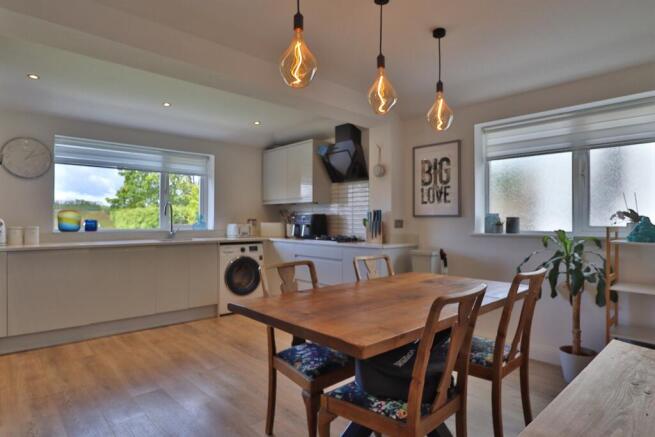 5 bed Semi-Detached for sale Image 6