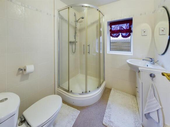 EN-SUITE SHOWER ROOM