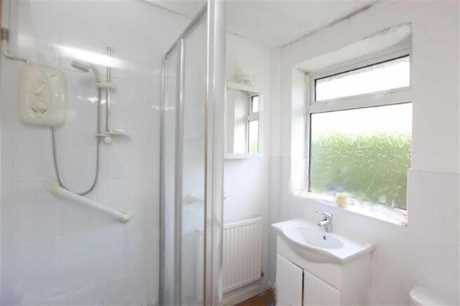 EN-SUITE SHOWER ROOM