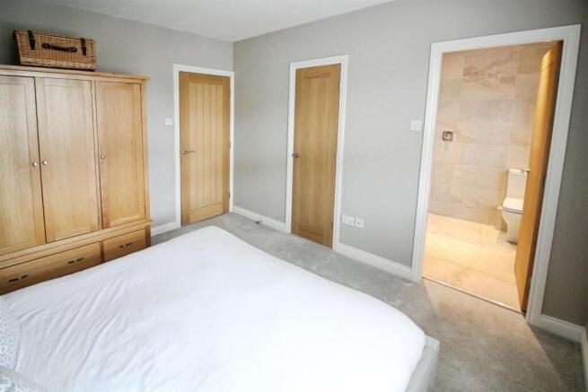 4 bed Detached for sale Image 11