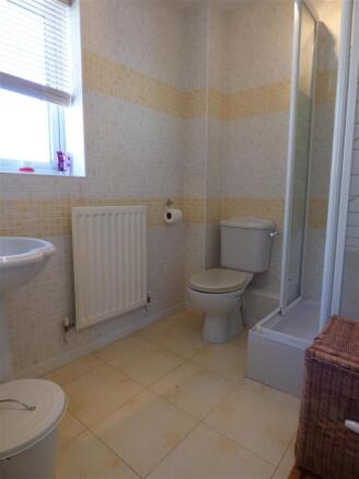 EN-SUITE SHOWER ROOM