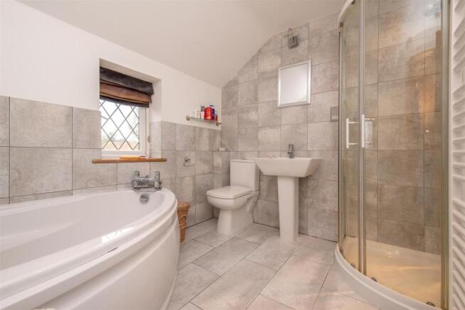 Master En-Suite Bathroom