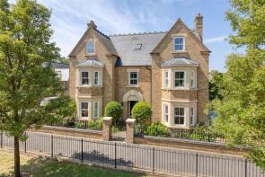 25, Faraday Gardens, Hitchin SG5 4FW