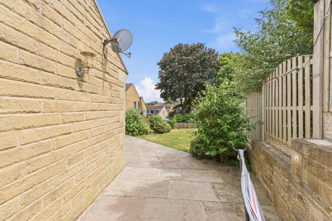 5 bed Detached for sale Image 9