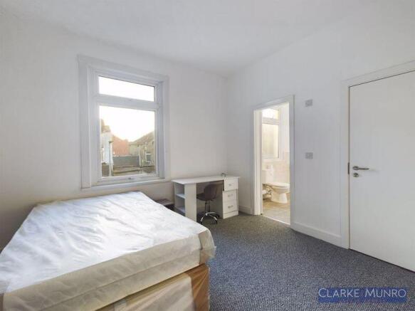 1 bed Town House to rent Image 10
