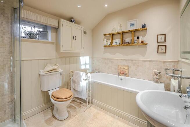 4 bed House for sale Image 11