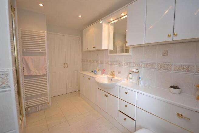 Master Ensuite.JPG