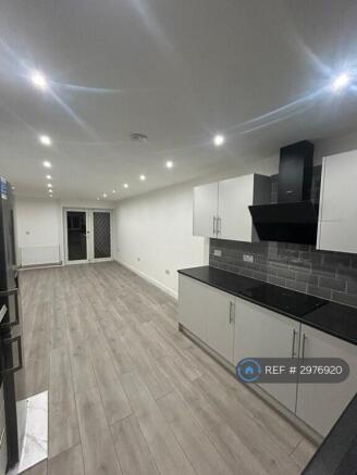 3 bed Terraced to rent Image 5