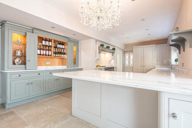 6 bed Detached for sale Image 4