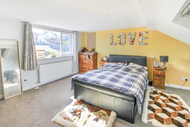 4 bed Bungalow for sale Image 7