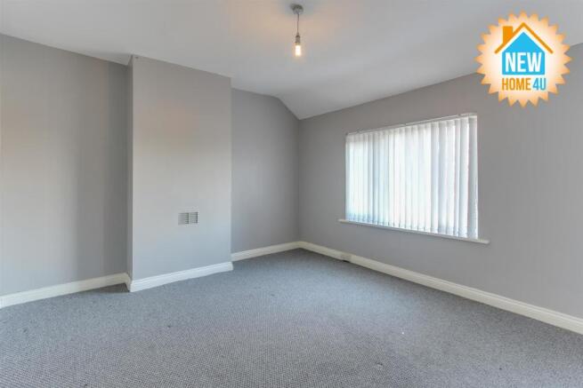 MAIN BEDROOM: