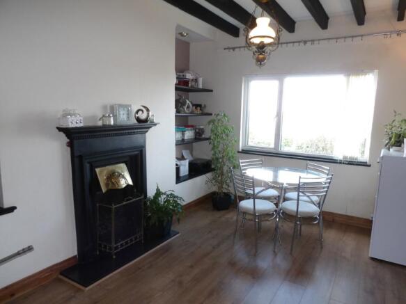 Dining Area in Livin