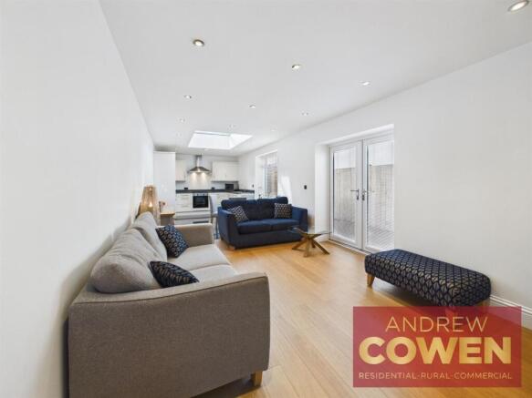 2 bed Flat for sale Image 4