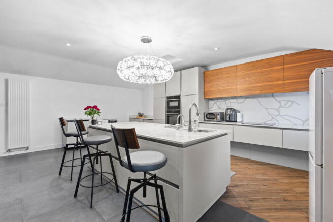 6 bed Detached for sale Image 4