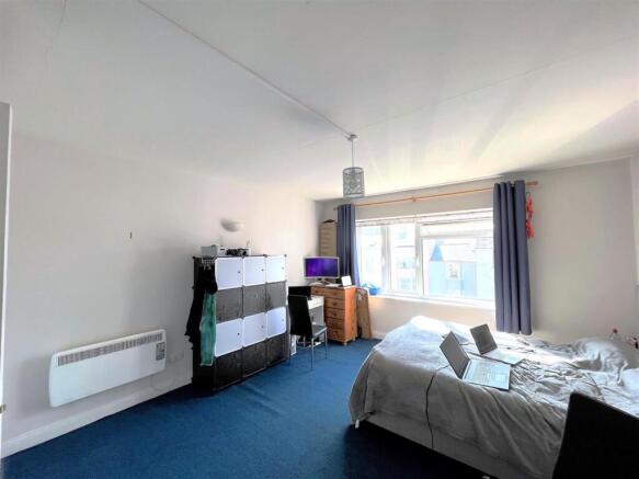 room e.jpg