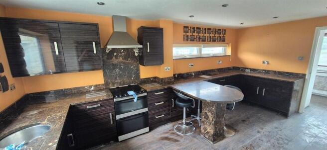 4 bed Semi-Detached for sale Image 7
