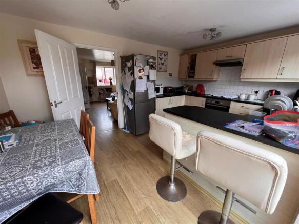 Kitchen/Dining Room: