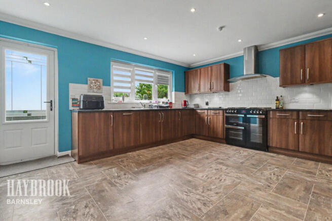4 bed Detached for sale Image 9