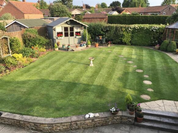 SOUTH FACING Rear Garden 3J