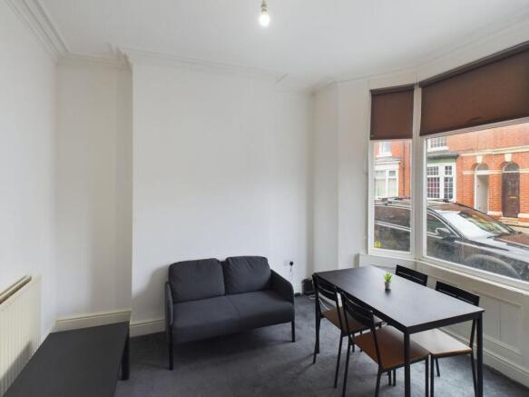 5 bed House of Multiple Occupation to rent Image 4