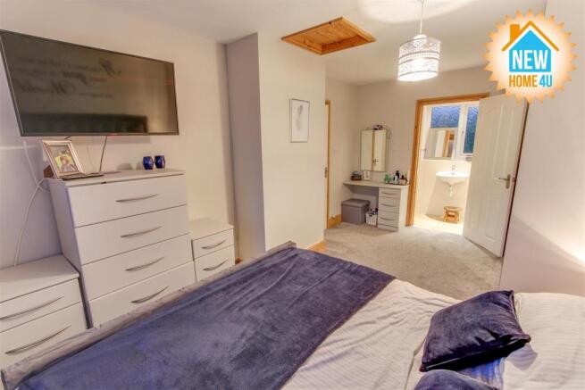 MAIN BEDROOM: