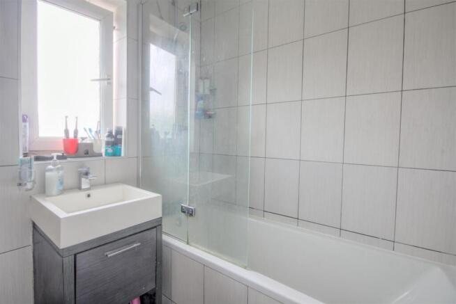 3 bed Semi-Detached to rent Image 9