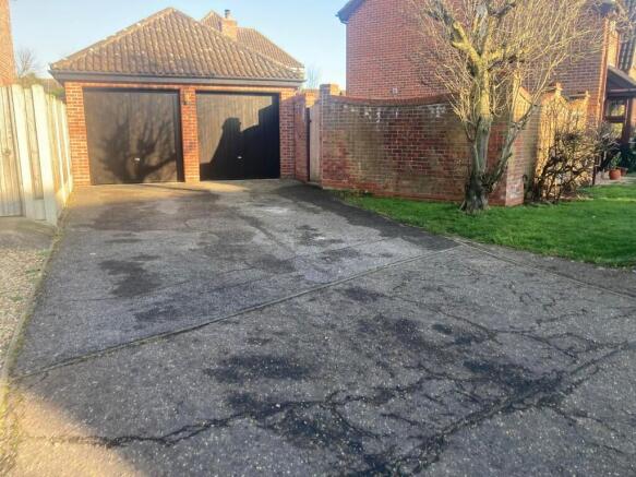 GARAGE & DRIVEWAY