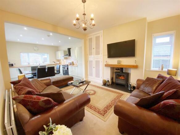Family Room pic 1.jpg