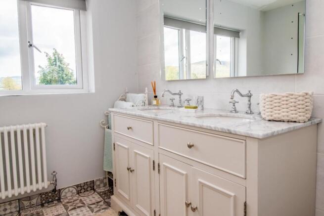 LUXURY EN SUITE SHOWER ROOM