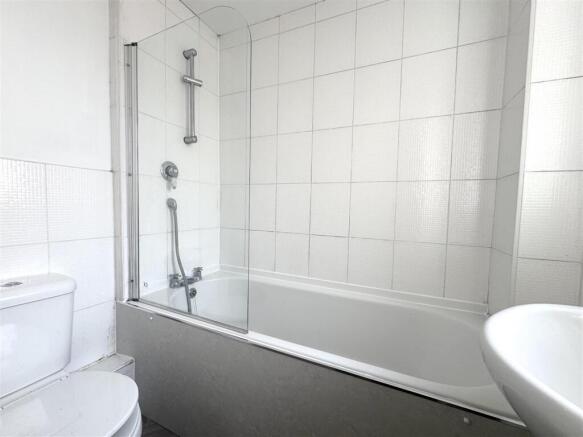 2 bed Terraced to rent Image 4